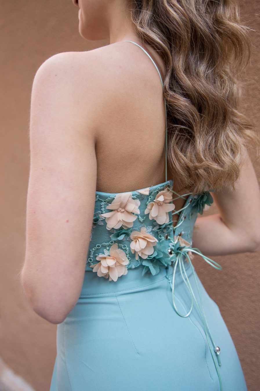 detalle floral en vestido de invitada de Mabel Galindo