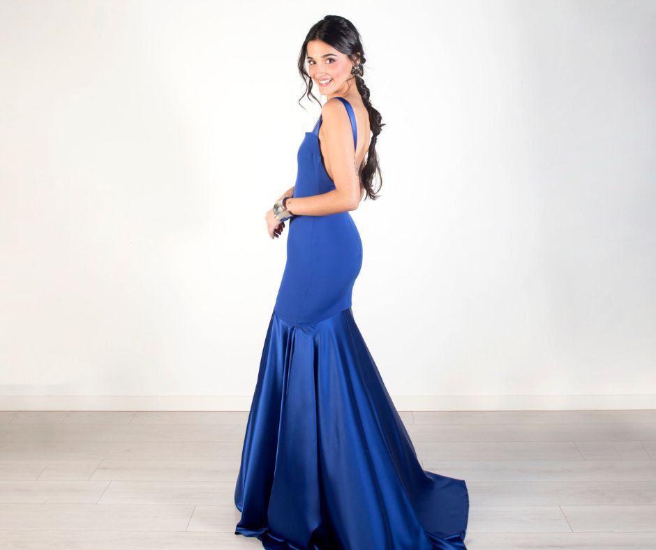 chica con vestido de puesta de largo azul