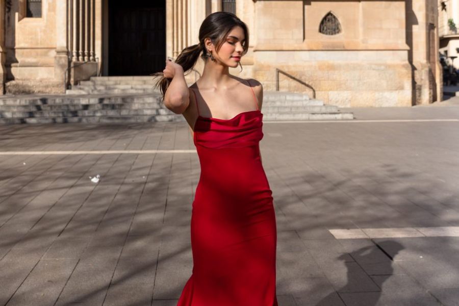 chica con vestido rojo carmín