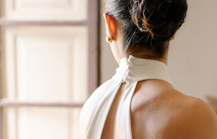 chica con vestido de novia de espaldas