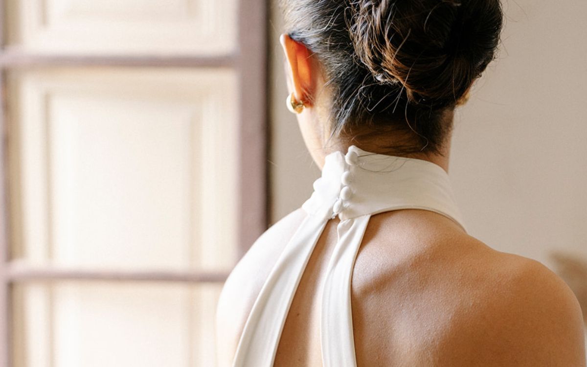 chica con vestido de novia de espaldas